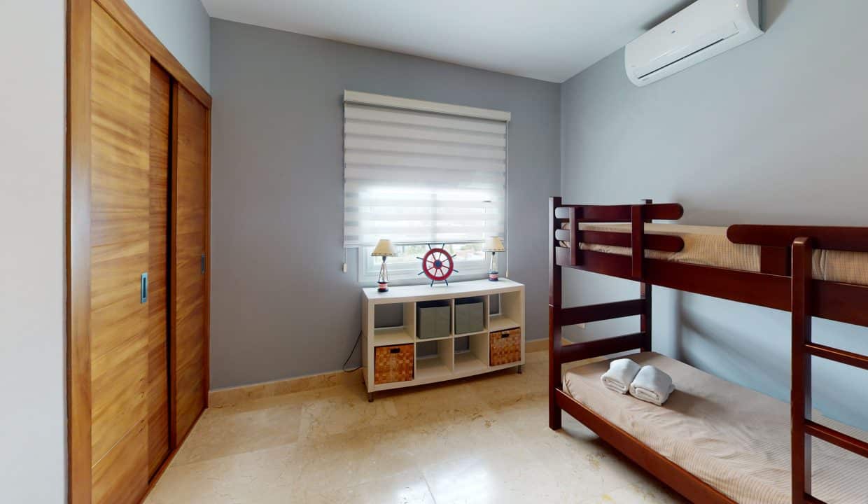 Apartment-E2-Arenas-Beachfront-Condos-Bedroom (5)