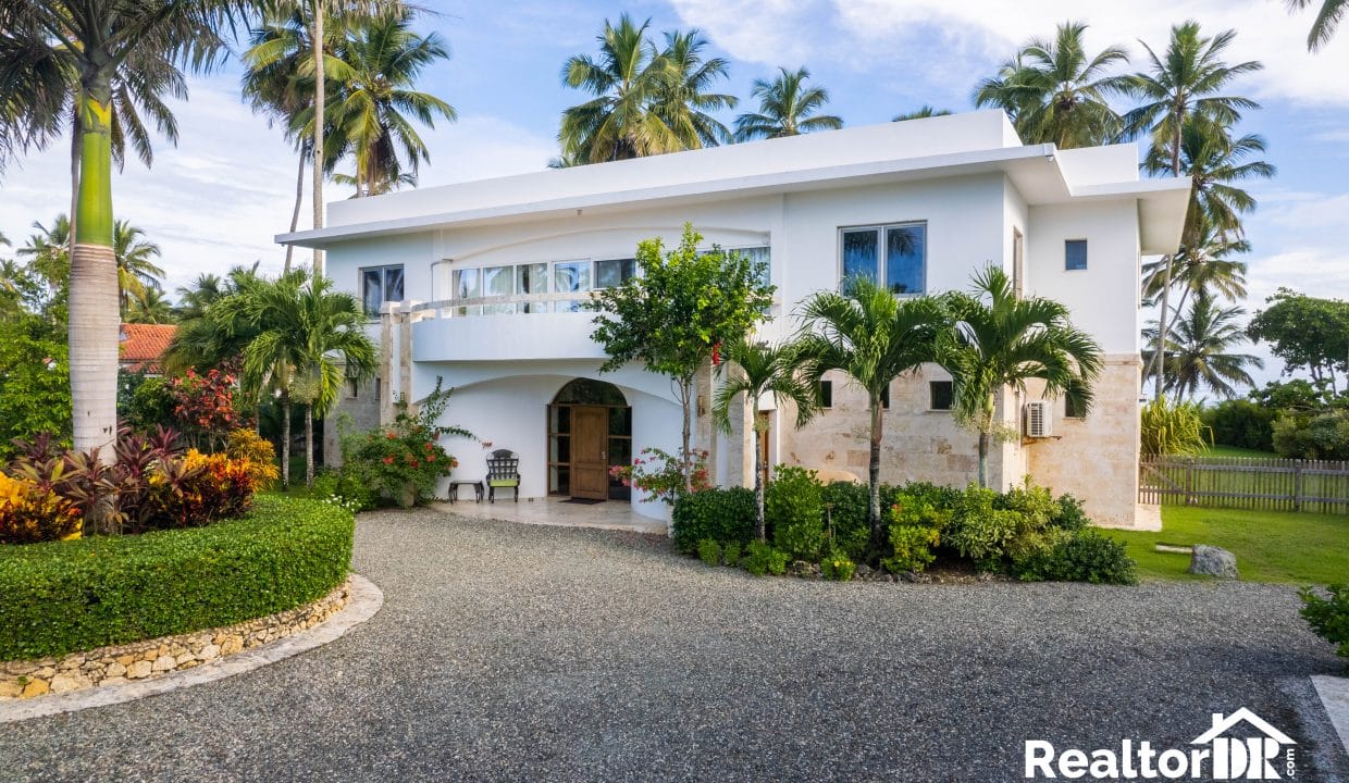For Sale Beachfront house 5 bedroom- Villa For Sale - Land For Sale - RealtorDR For Sale Cabarete-Sosua