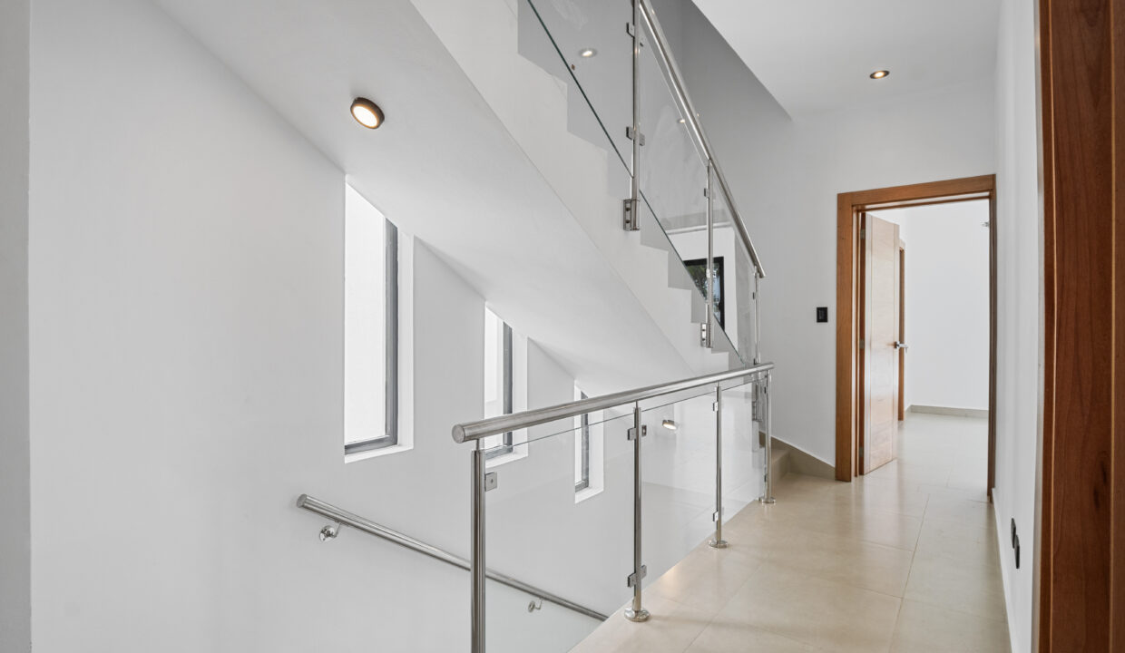 CabMichelleLineRealtorDR-13