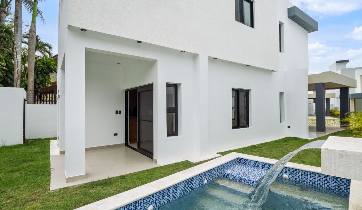 CabMichelleLineRealtorDR-2
