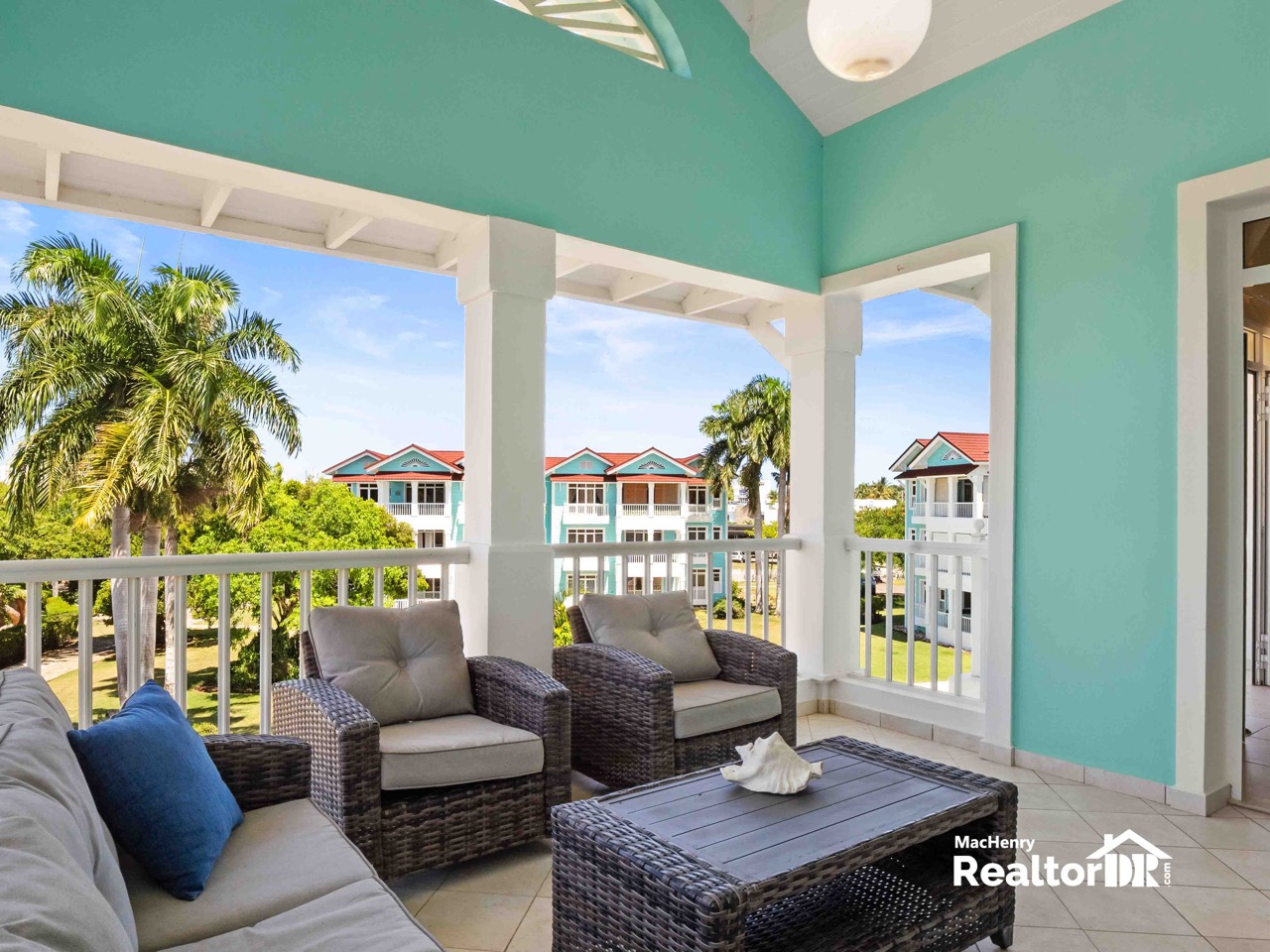 Guide to Penthouses: Pros and Cons of Living in a Penthouse - Penthouse Apartment Community Amenities