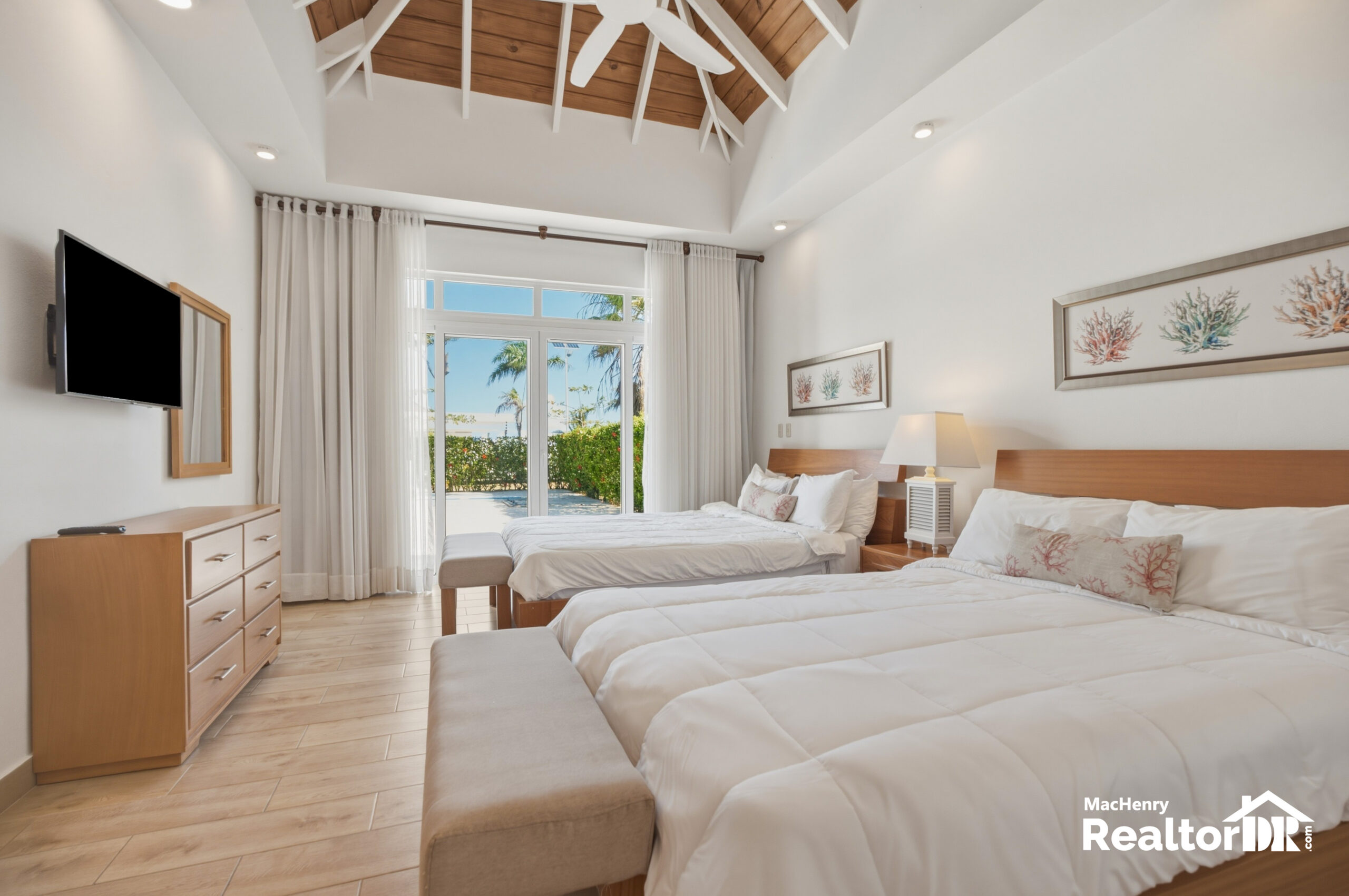 SOSÚA OCEAN VILLAGE | 2 BEDS | 2.5 BATHS | APPROX. 150 M² CONSTRUCTION | 1,100+ M² LOT | PRIVATE POOL | 4 COVERED PARKING SPACES