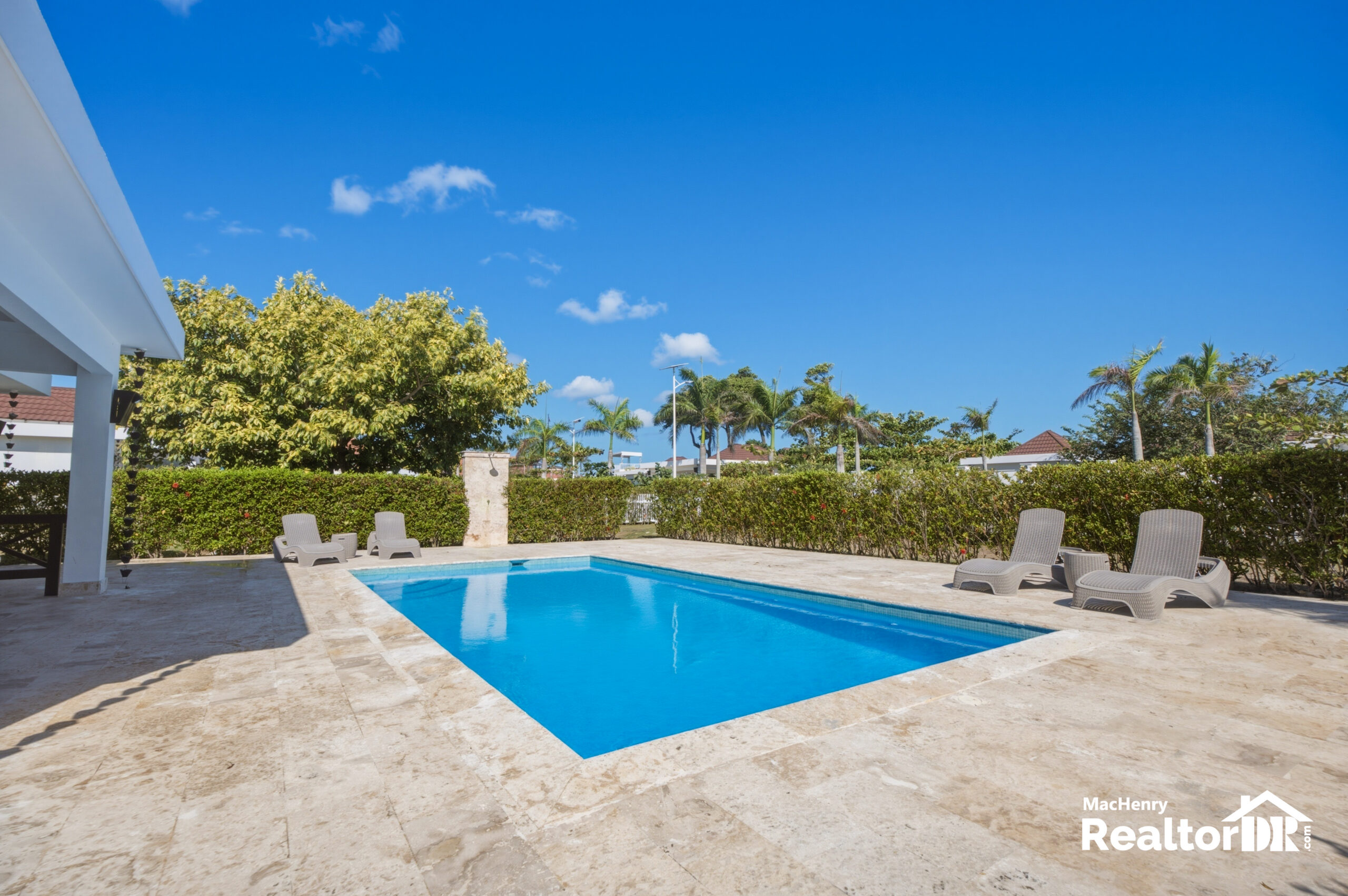SOSÚA OCEAN VILLAGE | 2 BEDS | 2.5 BATHS | APPROX. 150 M² CONSTRUCTION | 1,100+ M² LOT | PRIVATE POOL | 4 COVERED PARKING SPACES