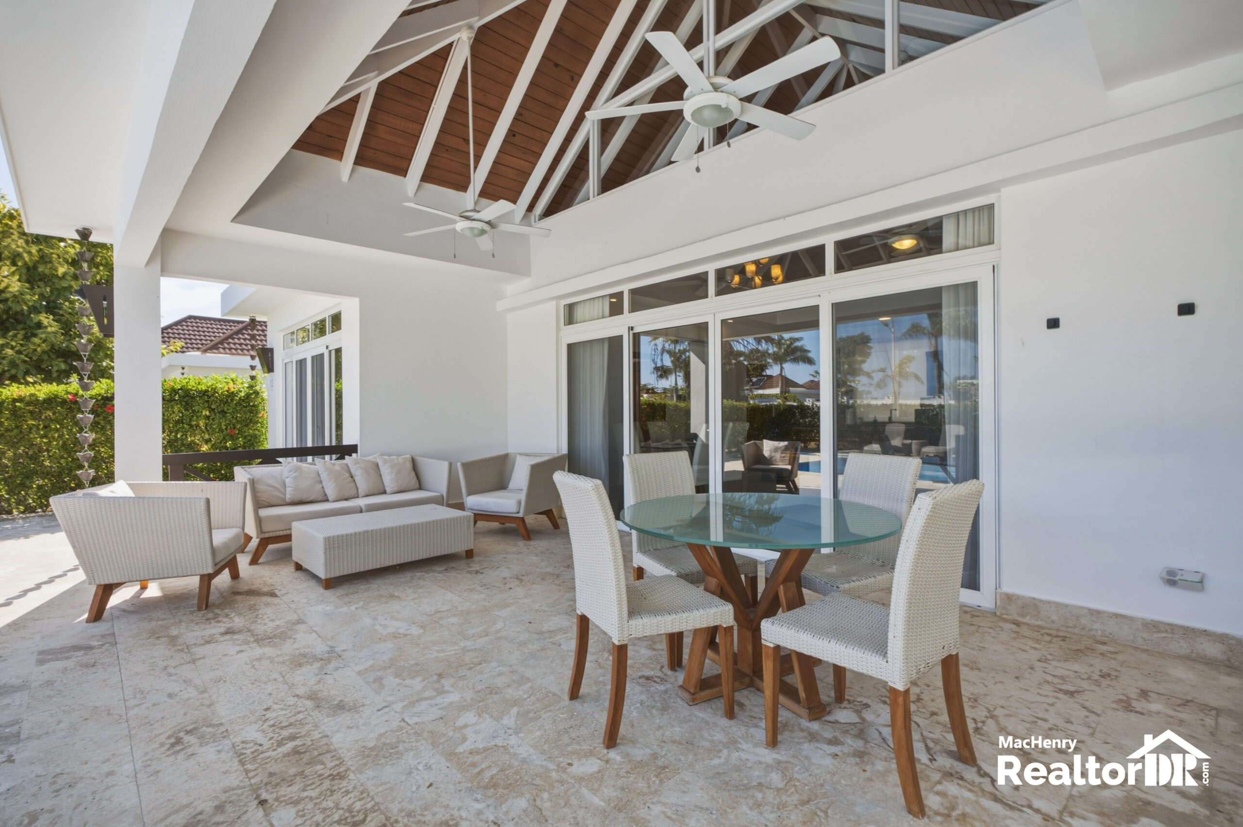 SOSÚA OCEAN VILLAGE | 2 BEDS | 2.5 BATHS | APPROX. 150 M² CONSTRUCTION | 1,100+ M² LOT | PRIVATE POOL | 4 COVERED PARKING SPACES