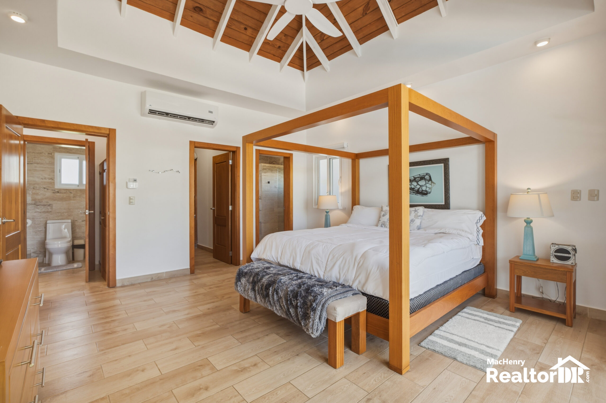 SOSÚA OCEAN VILLAGE | 2 BEDS | 2.5 BATHS | APPROX. 150 M² CONSTRUCTION | 1,100+ M² LOT | PRIVATE POOL | 4 COVERED PARKING SPACES