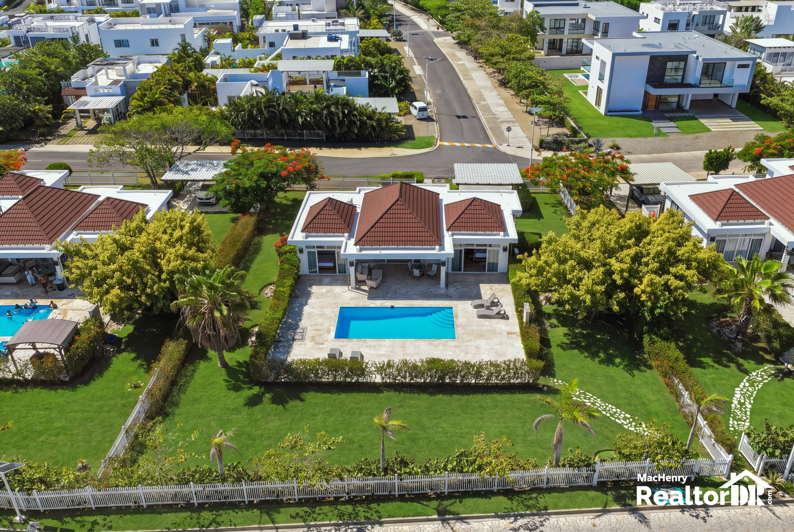 SOSÚA OCEAN VILLAGE | 2 BEDS | 2.5 BATHS | APPROX. 150 M² CONSTRUCTION | 1,100+ M² LOT | PRIVATE POOL | 4 COVERED PARKING SPACES