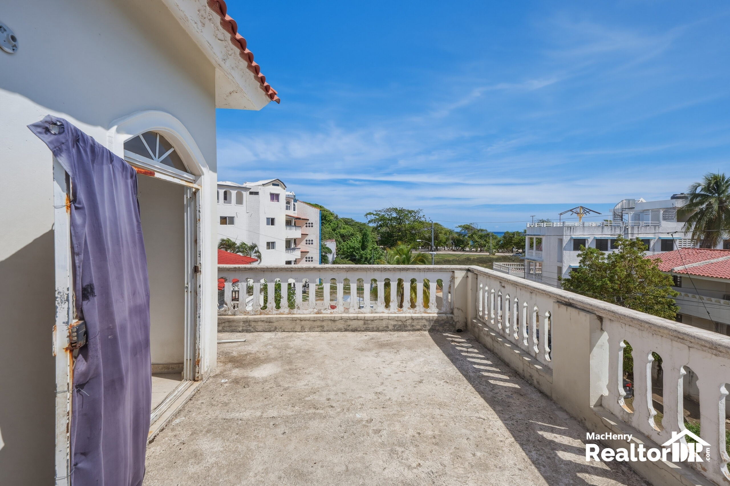 EDIFICIO PARA REFORMAR CERCA DE LA PLAYA DE COSTAMBAR – US$530.000