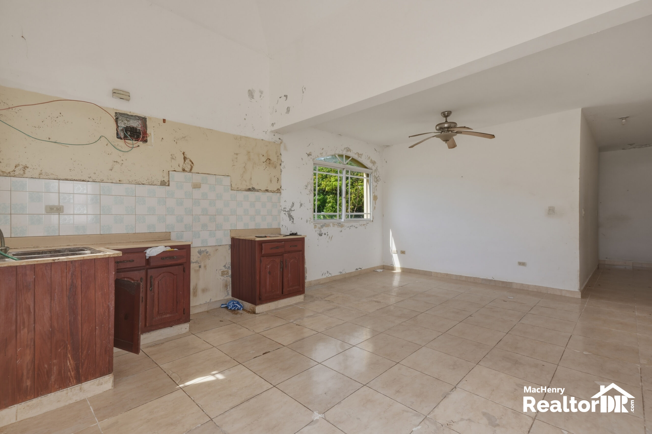 EDIFICIO PARA REFORMAR CERCA DE LA PLAYA DE COSTAMBAR – US$530.000