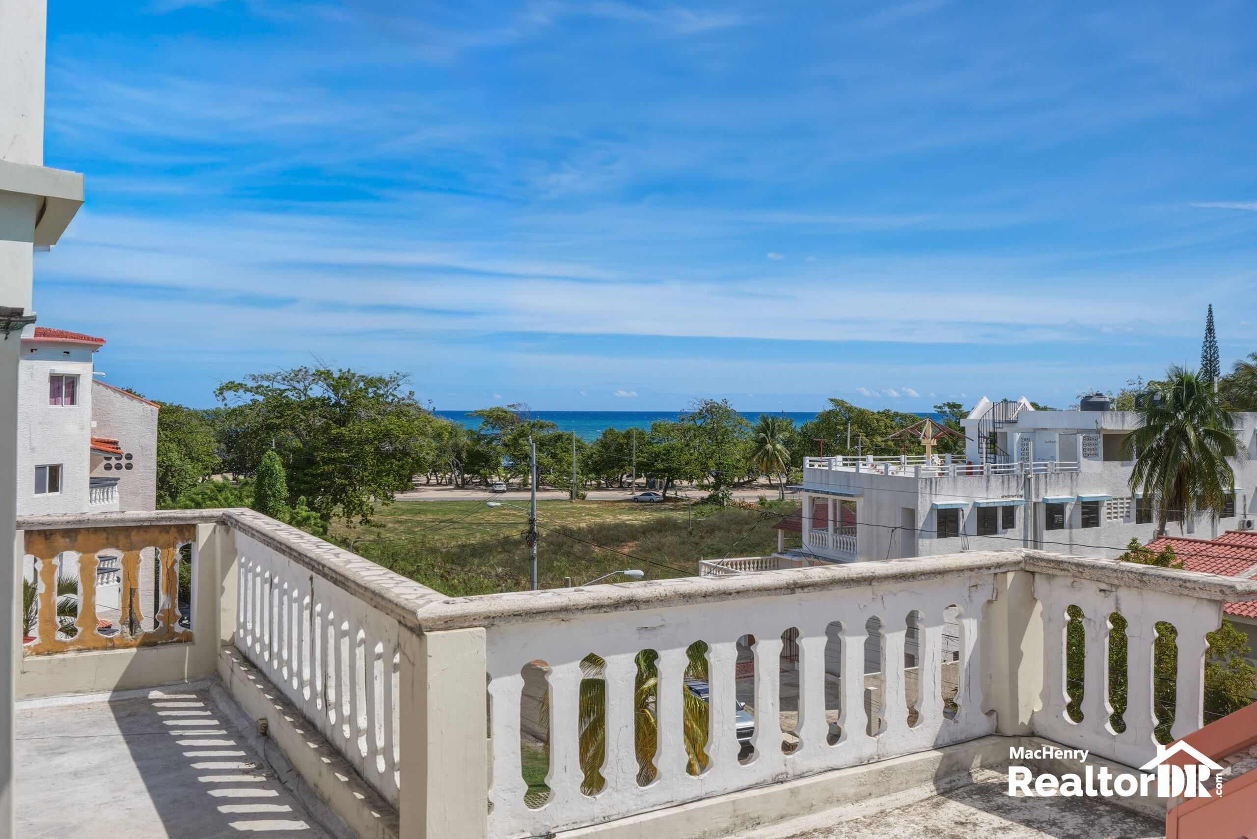 EDIFICIO PARA REFORMAR CERCA DE LA PLAYA DE COSTAMBAR – US$530.000